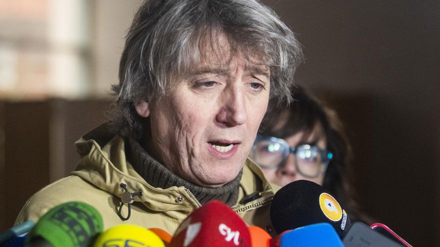 El secretario general del PSOE Castilla y León y candidato a las elecciones, Carlos Martínez, se dirige a medios de comunicación tras ejercer su derecho al voto.