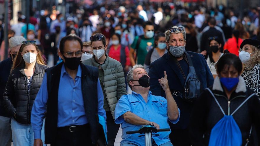 Personas con cubrebocas caminan por las calles del Centro Histórico hoy, en la Ciudad de México (México).