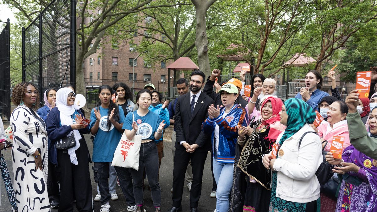 Zorhran Mamdani, con un grupo de seguidores, el 4 de mayo de 2025 en el barrio de Williamsburg, en el distrito de Brooklyn, Nueva York.