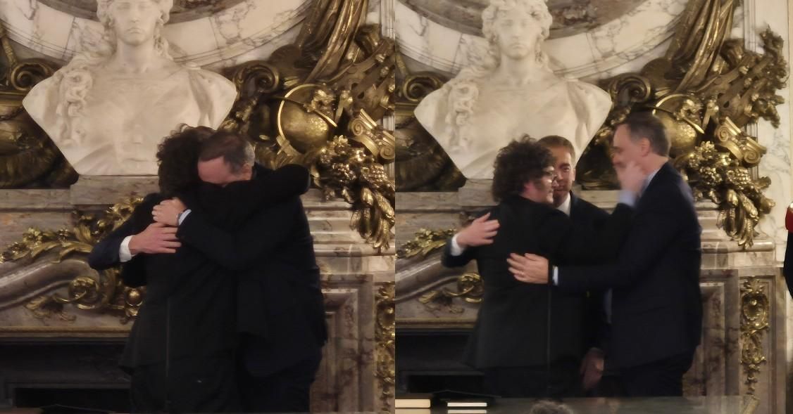 Javier Milei se abraza con Diego Santilli y Manuel Adorni.
