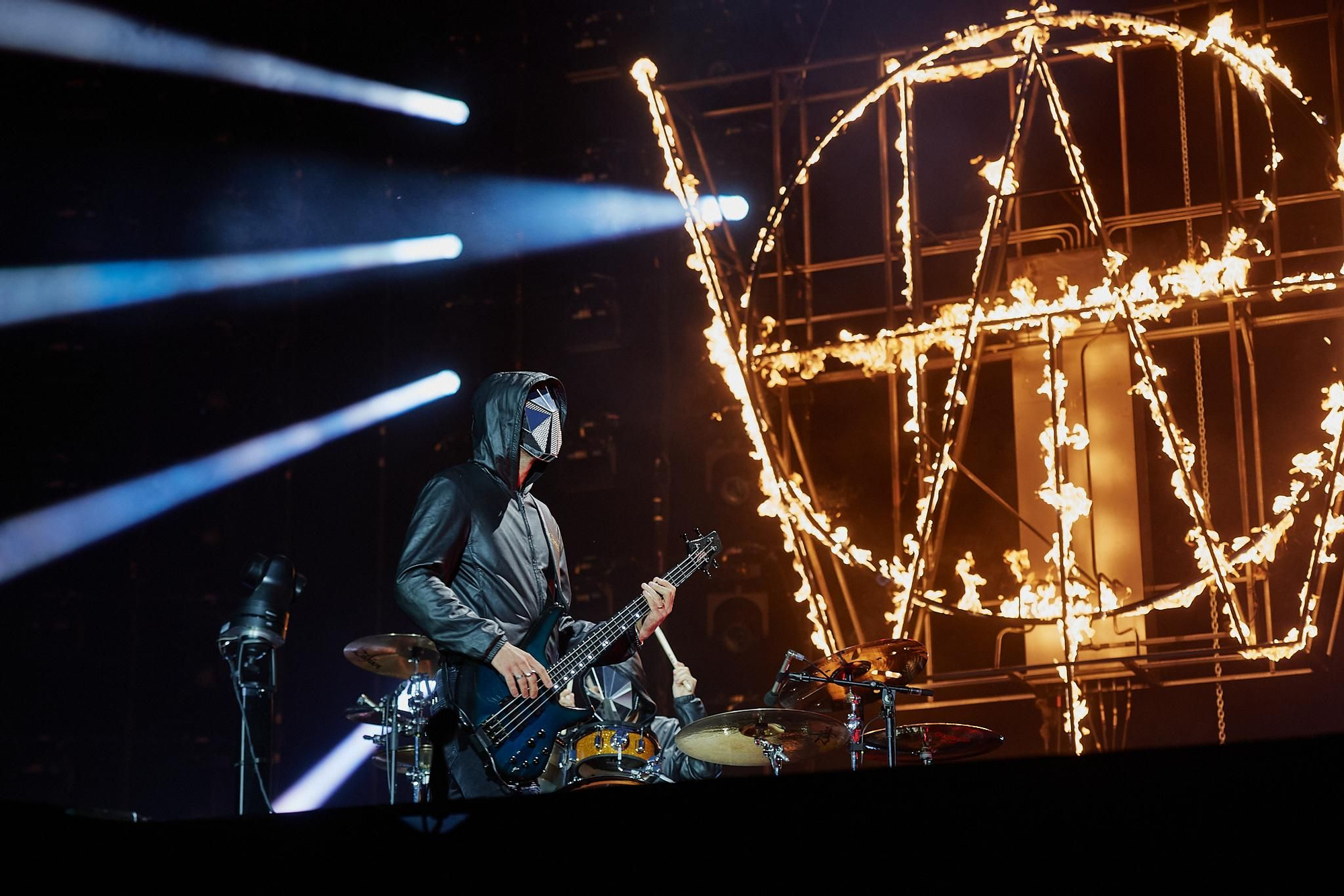 El trío británico Muse arrancó su concierto en Santander por todo lo alto.