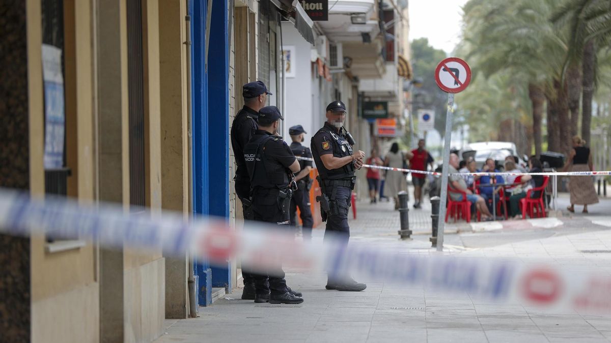 Efectivos de la Policía a las puertas del inmueble donde este miércoles un hombre ha matado presuntamente a su mujer y a su hijo de 3 años en Algemesí, Valencia