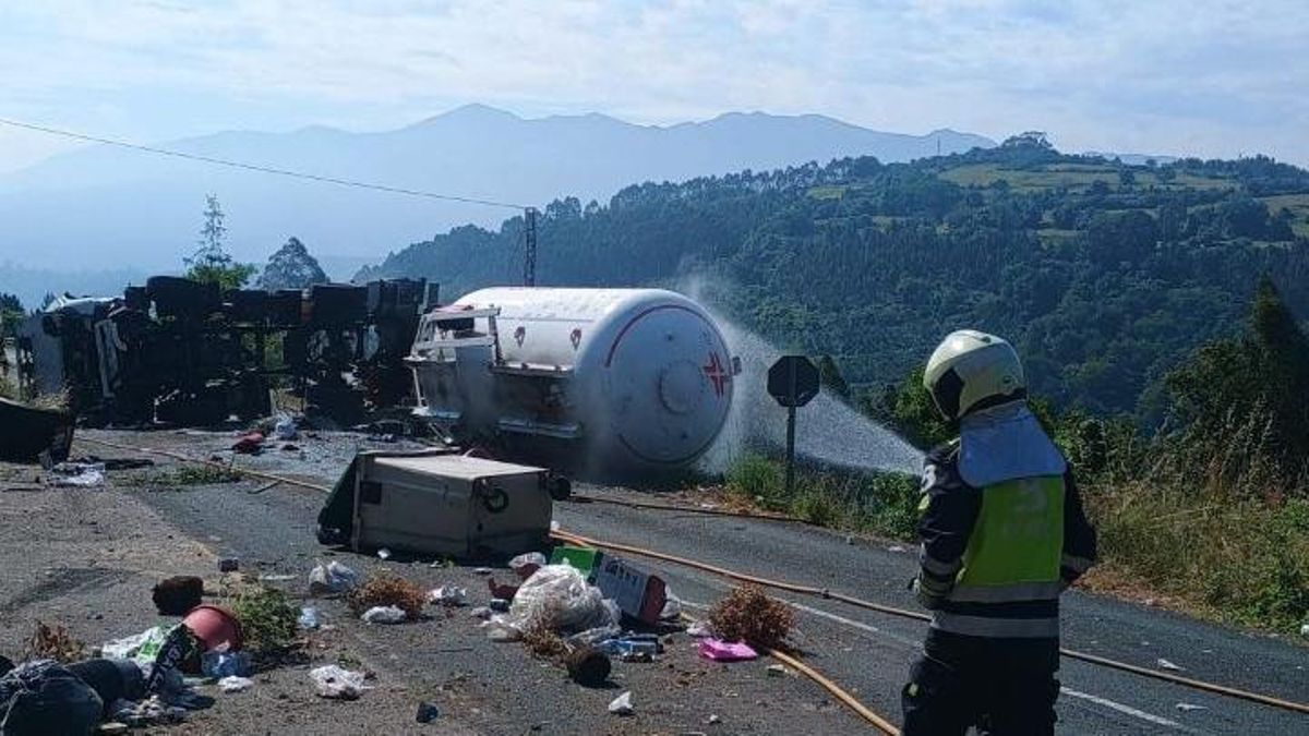 El vuelco de un camión cisterna de gas propano en la A-8 obliga a desalojar 80 viviendas en Colunga