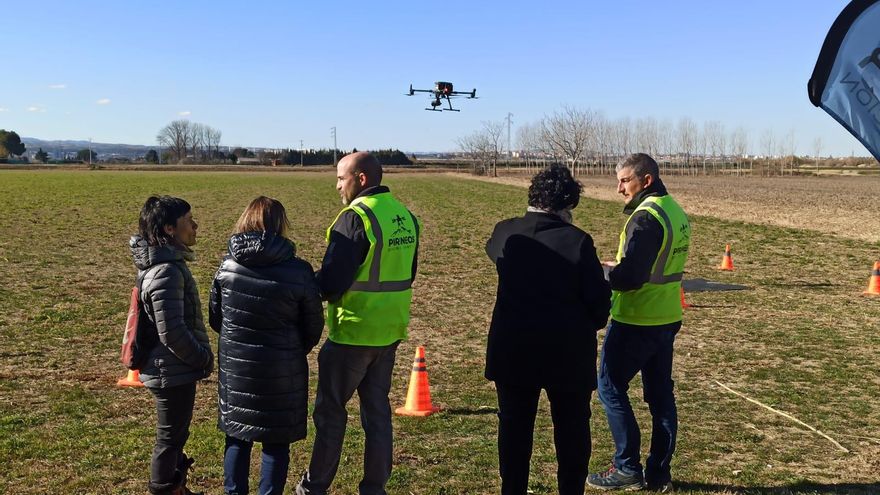 Vigilar las colmenas o controlar el estado del suelo: 25 aragonesas aprenden a pilotar drones para el trabajo rural