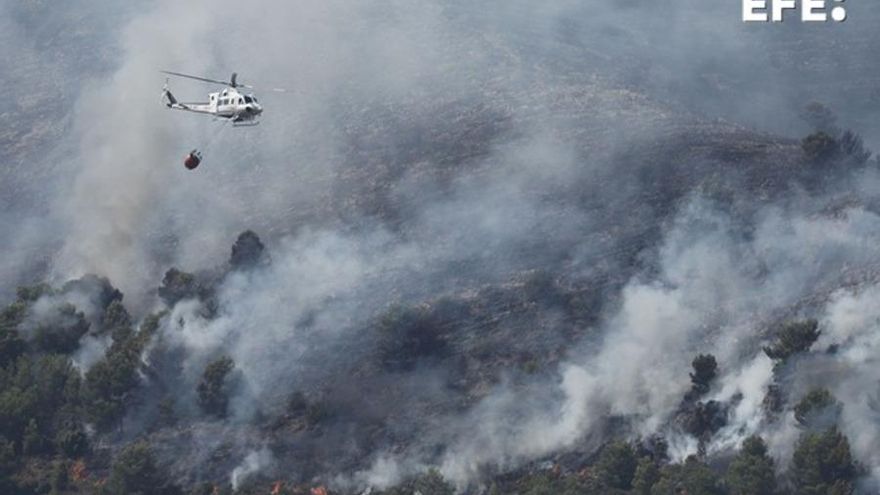 Vista del incendio de La Vall d'Uixò (Castellón), este sábado.