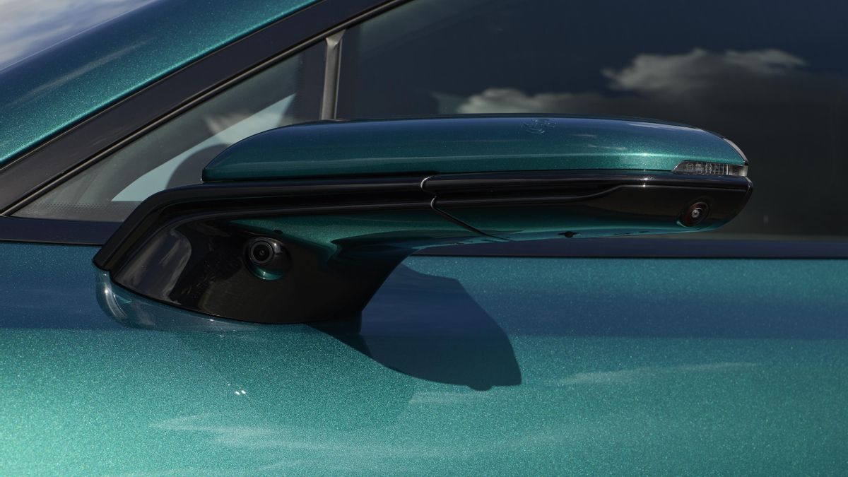 Detalle del retrovisor digital del modelo chino.