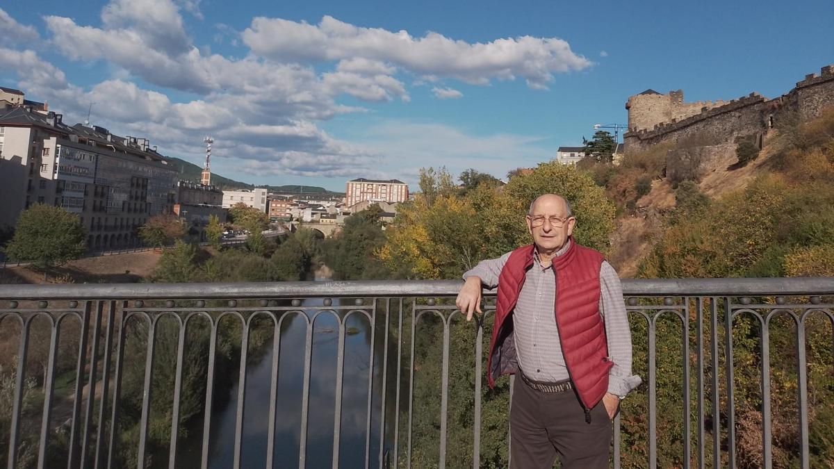 David Zamorano, en el puente García Ojeda sobre el río Sil en Ponferrada. 