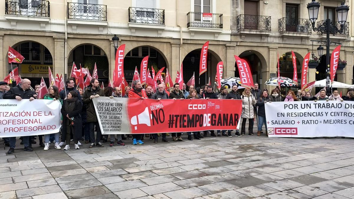 Concentración de CCOO en Logroño frente a la sede de la Patronal