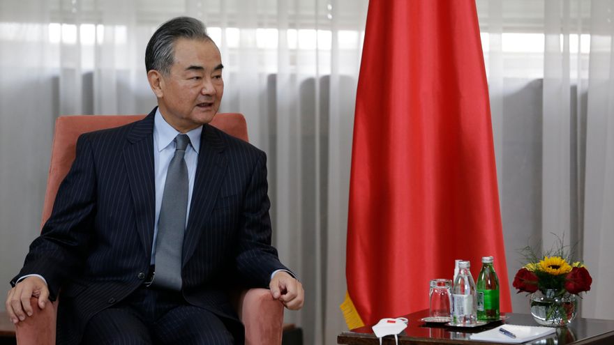 El ministro de Exteriores de China, Wang Yi (c), y su homólogo español, José Manuel Albares, mantuvieron este lunes una conversación telefónica en la que apostaron por el diálogo para poner fin a la guerra en Ucrania, recoge hoy un comunicado de la Cancillería china. EFE/EPA/ANDREJ CUKIC