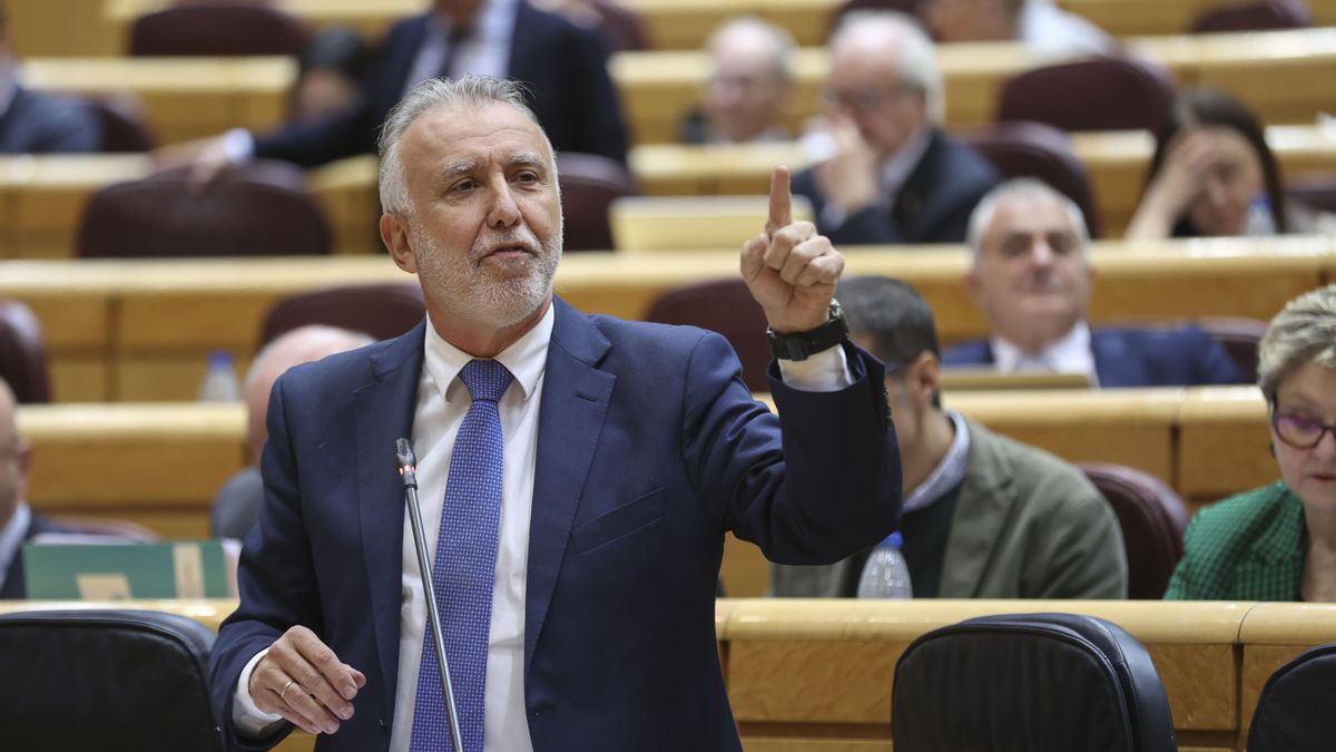 El ministro de Política Territorial y Memoria Democrática, Ángel Víctor Torres, asiste a la sesión de control del Senado celebrada este martes en Madrid.