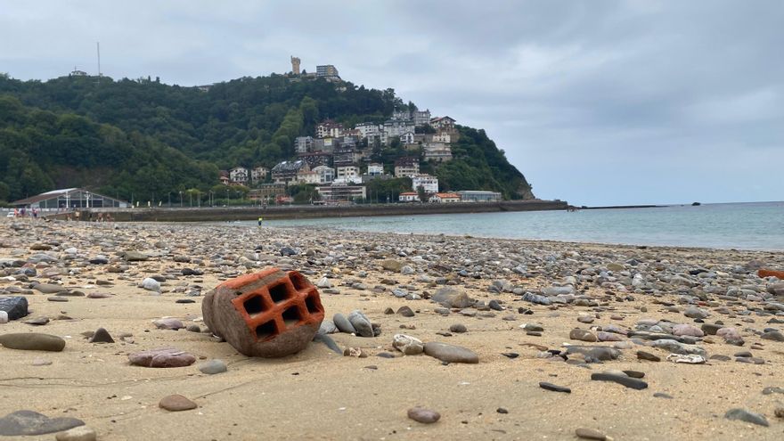 Un baño entre ladrillos en Donostia: los restos de la antigua cárcel de Ondarreta vuelven a aflorar en la playa