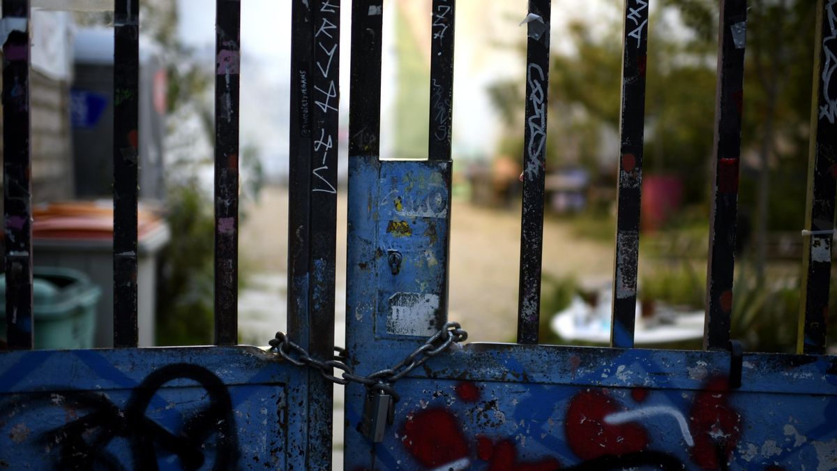 Verja y candado en la puerta de acceso al Solar Maravillas, en Madrid que se encontraba okupado y que fue recuperado por el Ayuntamiento.
