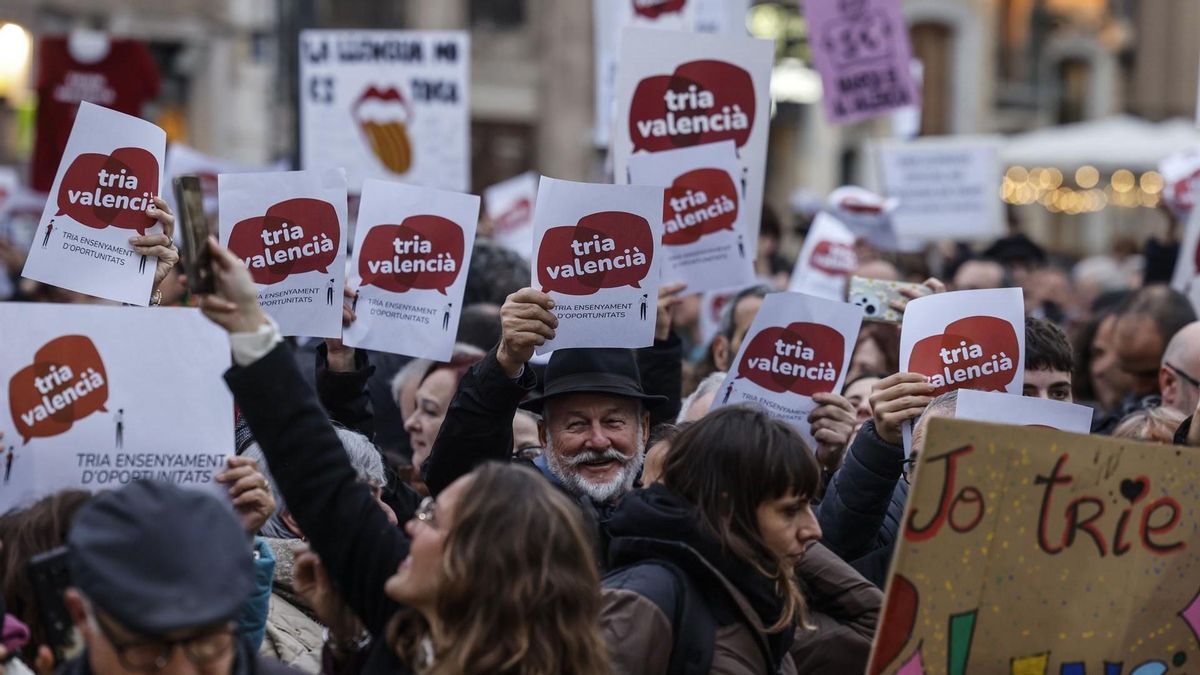 Decenas de personas durante una manifestación a favor de la enseñanza en valenciano en una imagen de archivo.