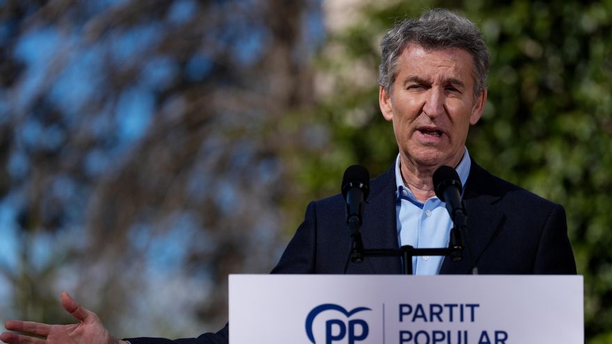 Alberto Núñez Feijóo atiende a los medios de comunicación durante su visita este jueves a Granollers (Barcelona).