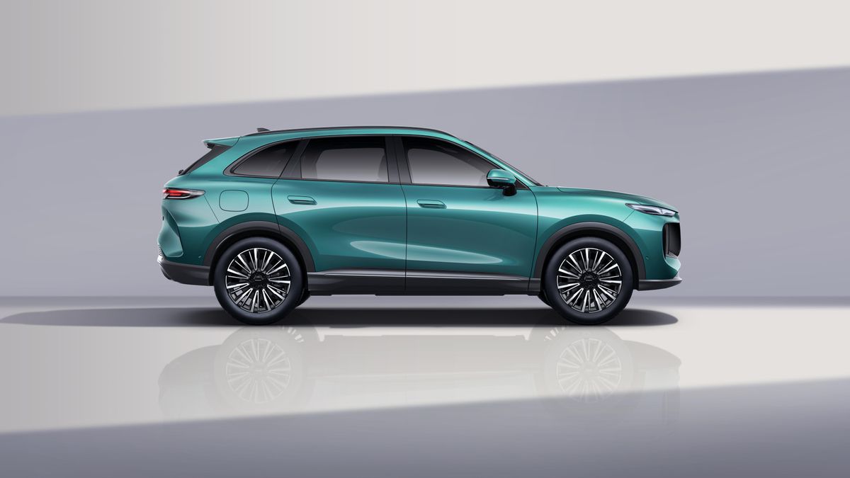 Vista lateral del Lepas L8, un SUV de 4,69 metros de longitud.