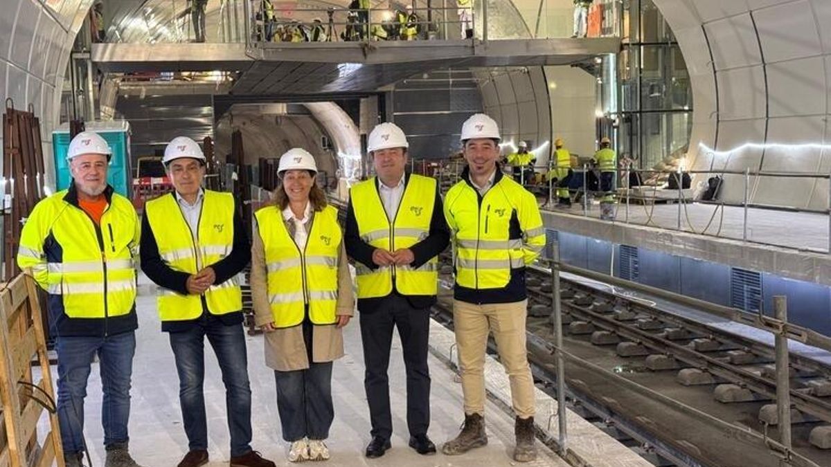 La consejera Susana García Chueca junto a sus representantes departamento en la obra de la estación Centro - La Concha