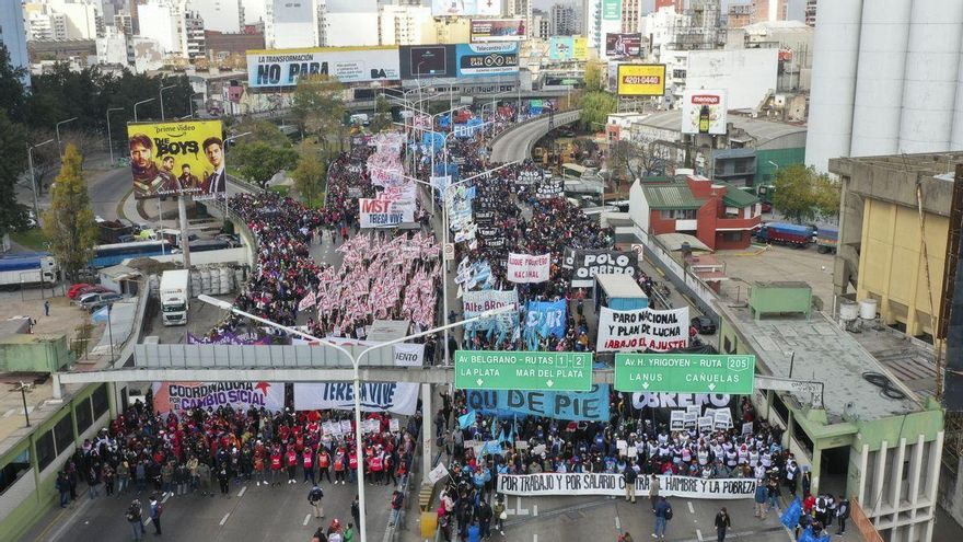 El presupuesto refuerza planes sociales y obras públicas en las provincias, pero igual caerán frente a 2021