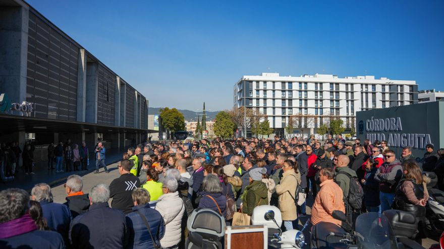 Imágenes de la concentración organizada por los sindicatos de Renfe a las puertas de la estación de trenes de Córdoba Julio Anguita. A 20 de enero de 2026 en Córdoba, Andalucía (España).