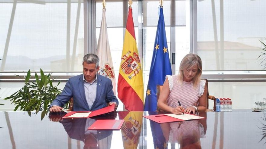 Pablo Zuloaga, vicepresidente de Cantabria, y Susana Herrán, alcaldesa de Castro