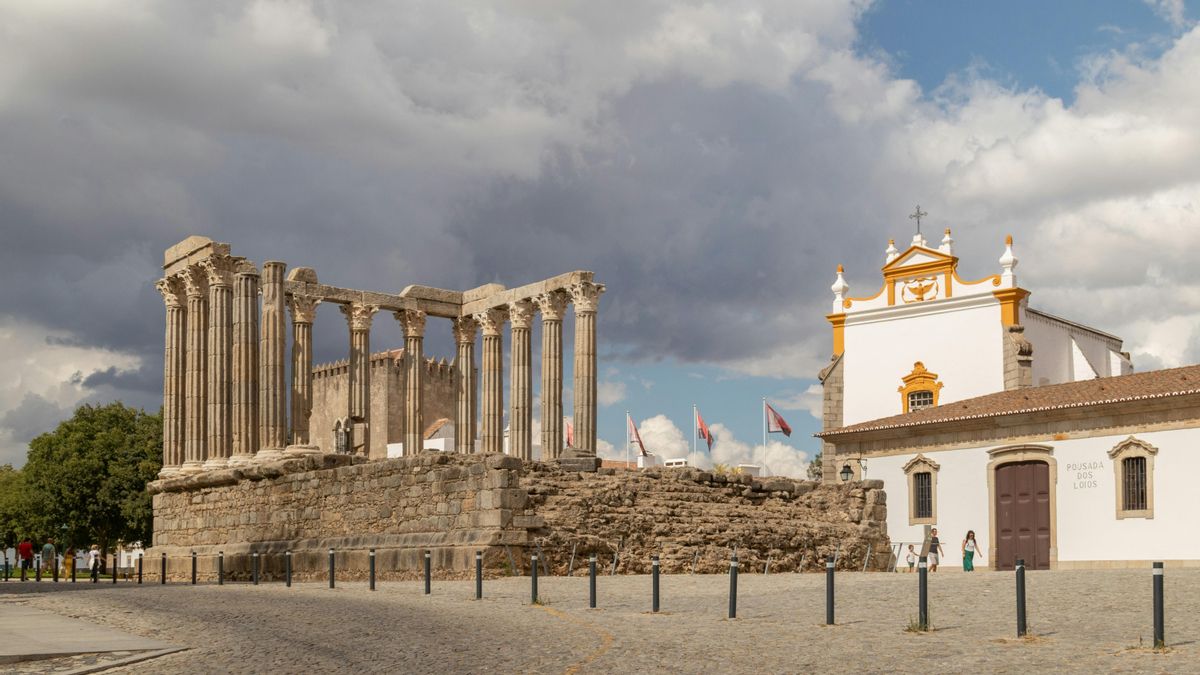 El monumento destaca por sus columnas corintias de granito, que emergen del tiempo como vestigios majestuosos del antiguo foro.
