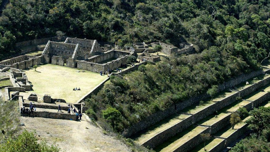 Boluarte anuncia que Perú espera adjudicar 80 proyectos por 17.000 millones de dólares