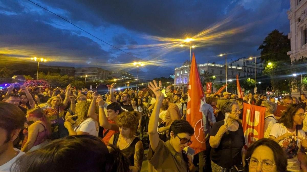 Cacerolada frente al Ayuntamiento de Madrid.