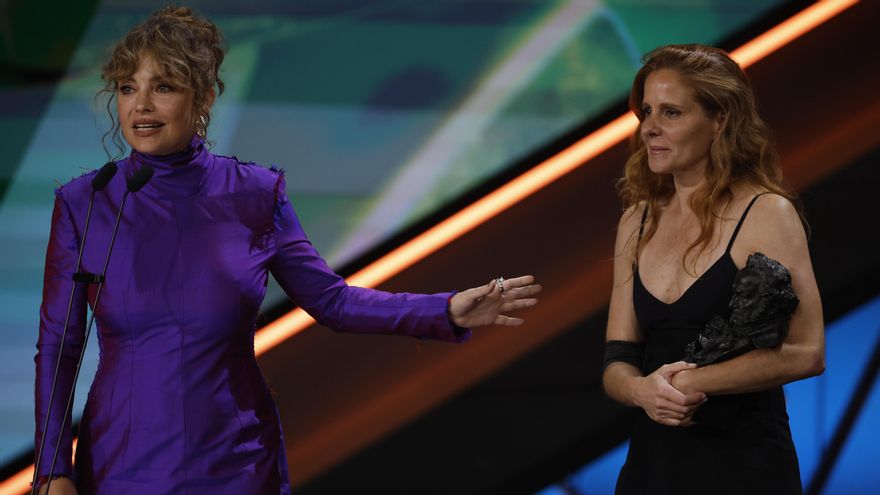 La realizador argentina Dolores Fonzi (i) gana el Goya a mejor película iberoamericana