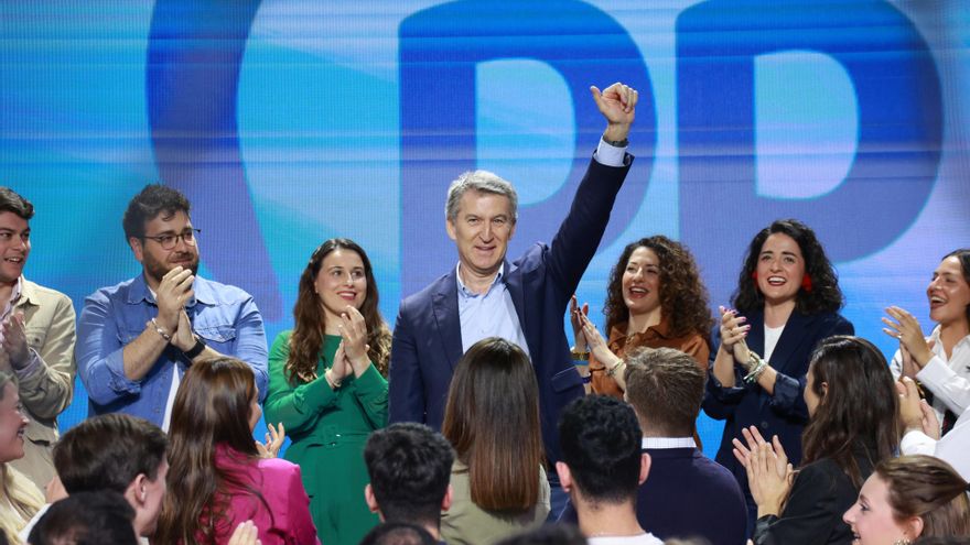 El presidente nacional del PP, Alberto Núñez Feijóo, durante la clausura de la 27ª Interparlamentaria del PP. A 30 de marzo de 2025, en Sevilla (Andalucía , España).