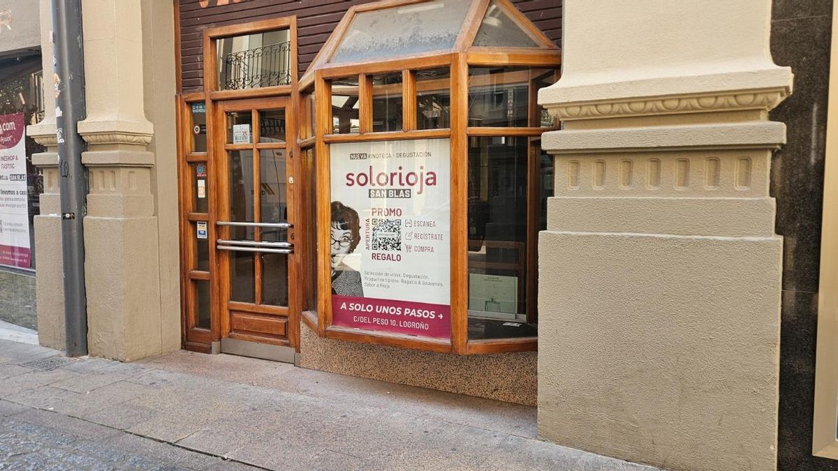Puestos del Mercado de San Blas cuelgan carteles publicitarios antes de su adjudicación definitiva