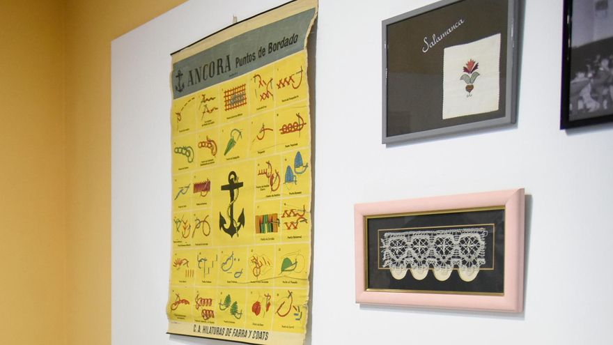 Carteles con tipos de puntos de bordado en la exposición 'La educación de las niñas'
