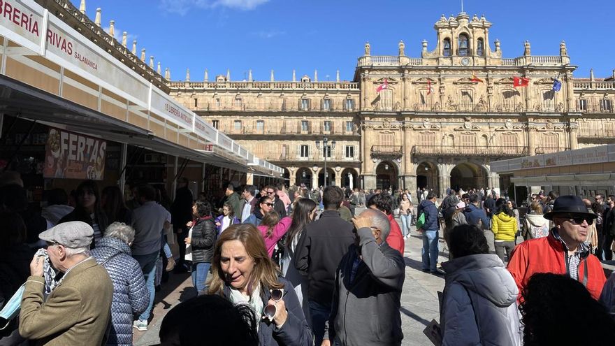 Las librerías rechazan los cambios de la Feria del Libro Antiguo de Salamanca y piden que la plaza Mayor no sea un 'photocall' para turistas
