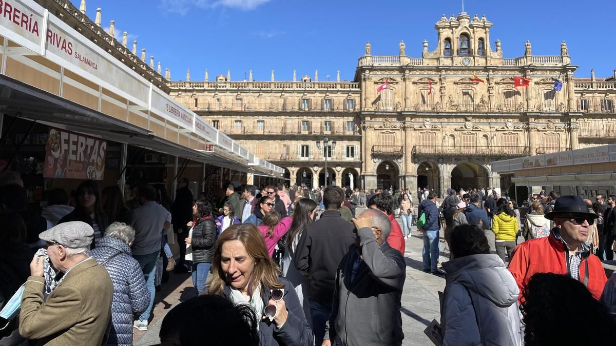Las librerías rechazan los cambios de la Feria del Libro Antiguo de Salamanca y piden que la plaza Mayor no sea un 'photocall' para turistas