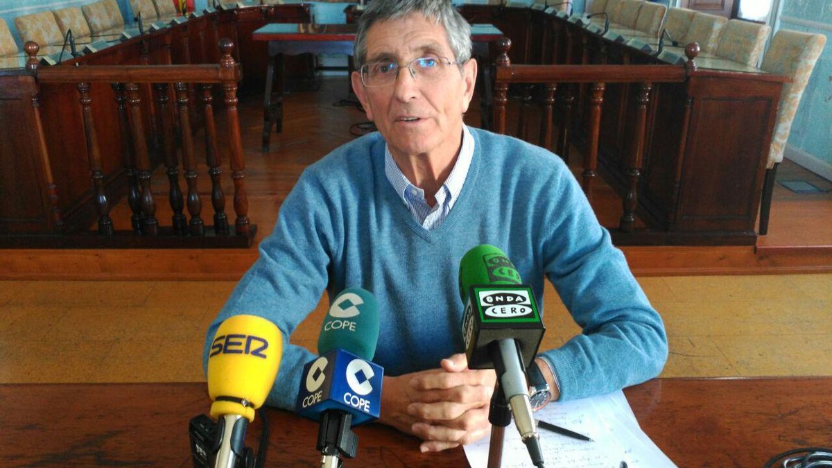 Ángel Díaz-Munío, alcalde de Castro Urdiales, ante los medios.