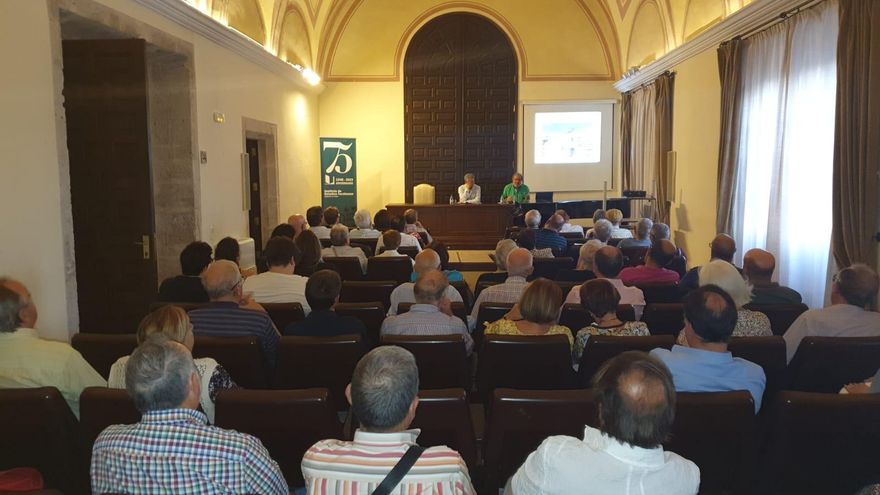 Asistentes durante la conferencia ‘El ferrocarril Teruel-Alcañiz: crónica de una frustración’.