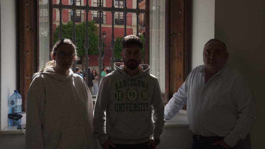 Fin al encierro de los extrabajadores de la grúa en Sevilla: "Nos han echado, pero la lucha sigue"