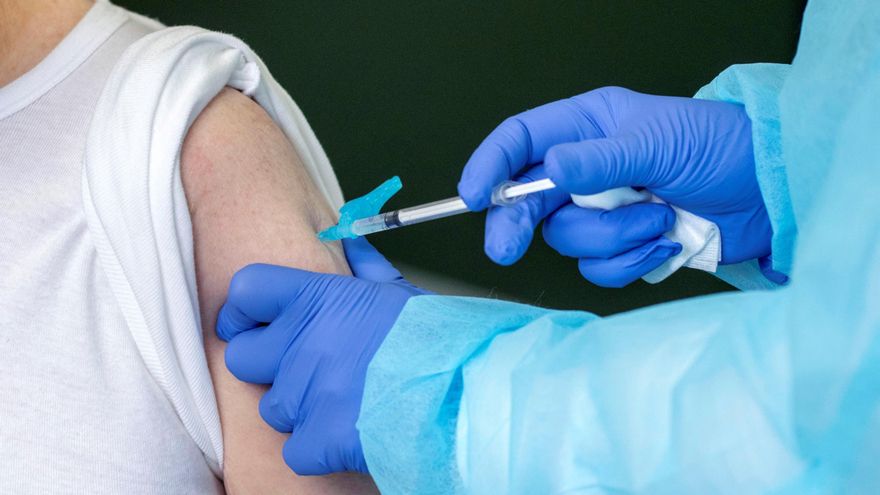 Personal sanitario suministra la vacuna contra el coronavirus. EFE/David Arquimbau Sintes/Archivo