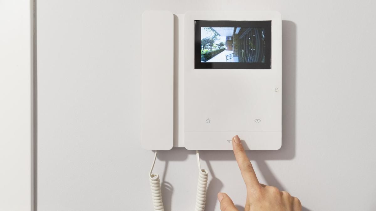 “El derecho a proteger la vivienda no incluye vigilar a los vecinos”: qué debes tener en cuenta al poner un videoportero