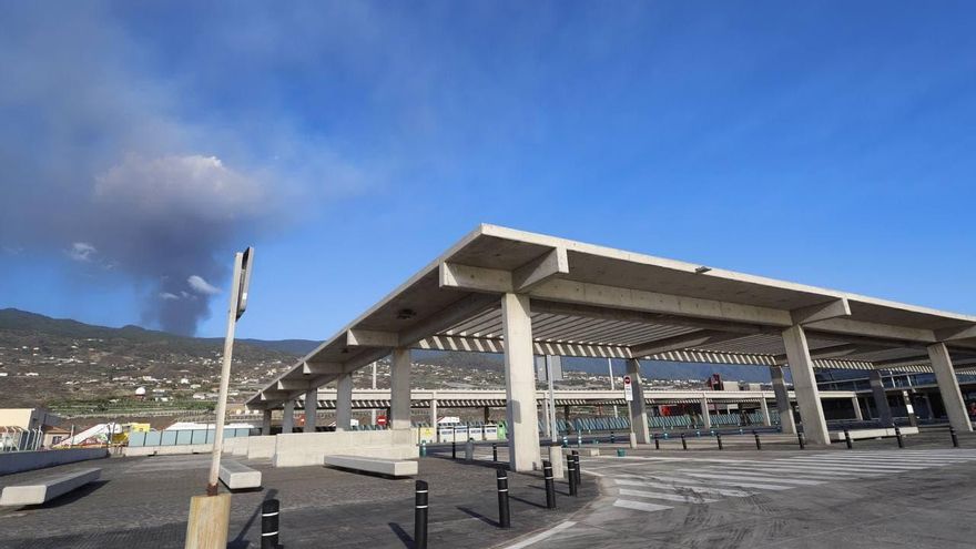 Columna de cenizas vista desde el aeropuerto de La Palma
