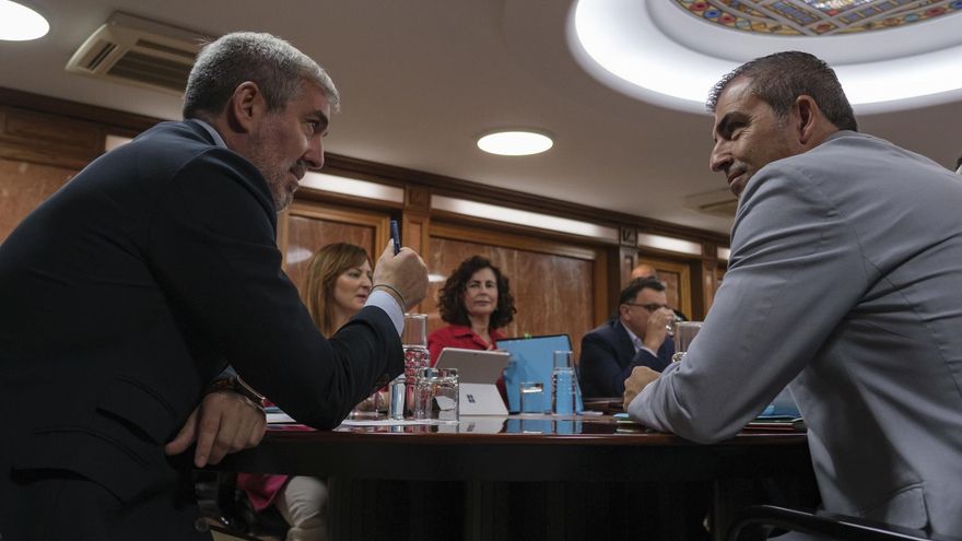 El presidente de Canarias, Fernando Clavijo (CC), conversa con el vicepresidente, Manuel Domínguez (PP), al comienzo de una reunión del Consejo de Gobierno. EFE/Ángel Medina G.