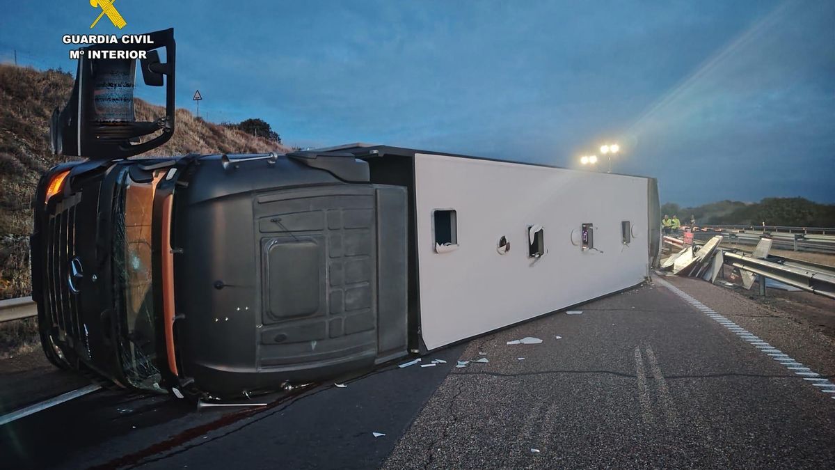 Un guardia civil, herido por la coz de un caballo tras el vuelco de un camión en la A-5 en la provincia de Cáceres