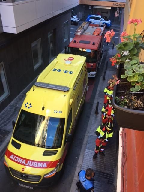 Ambulancias, bomberos y policías en la calle Lucas Fernández.