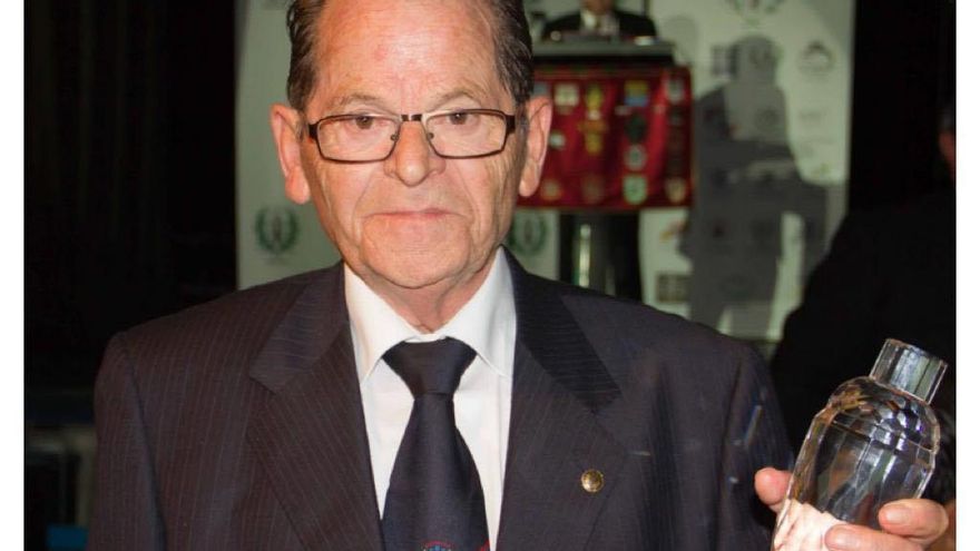 René recogiendo la distinción por sus 50 años de barman