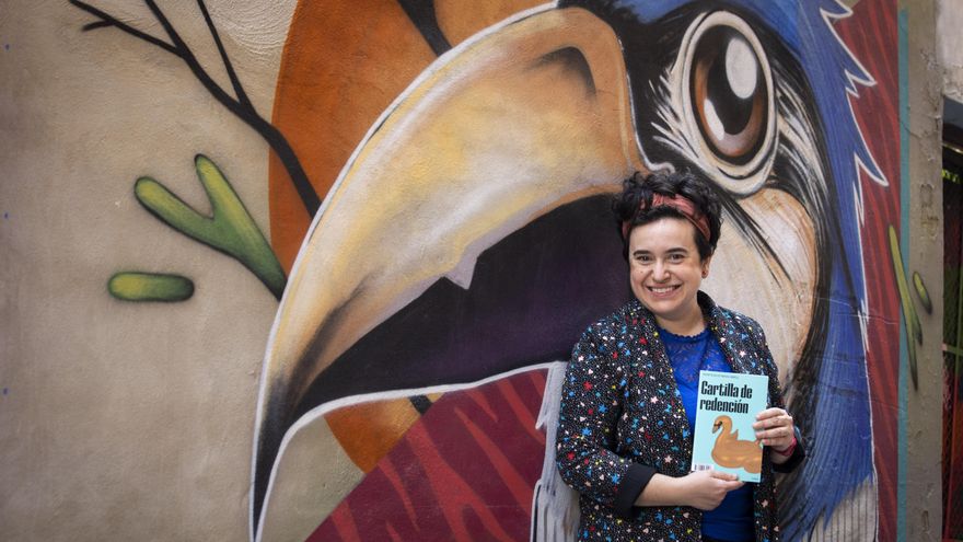 Mascarell, profesora de Teoría de la Literatura en la UV, posa junto a su libro.