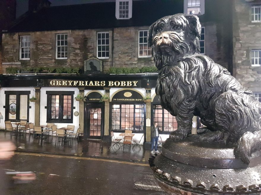Greyfriars Bobby. El perro más famoso de Edimburgo tiene su propia estatua.