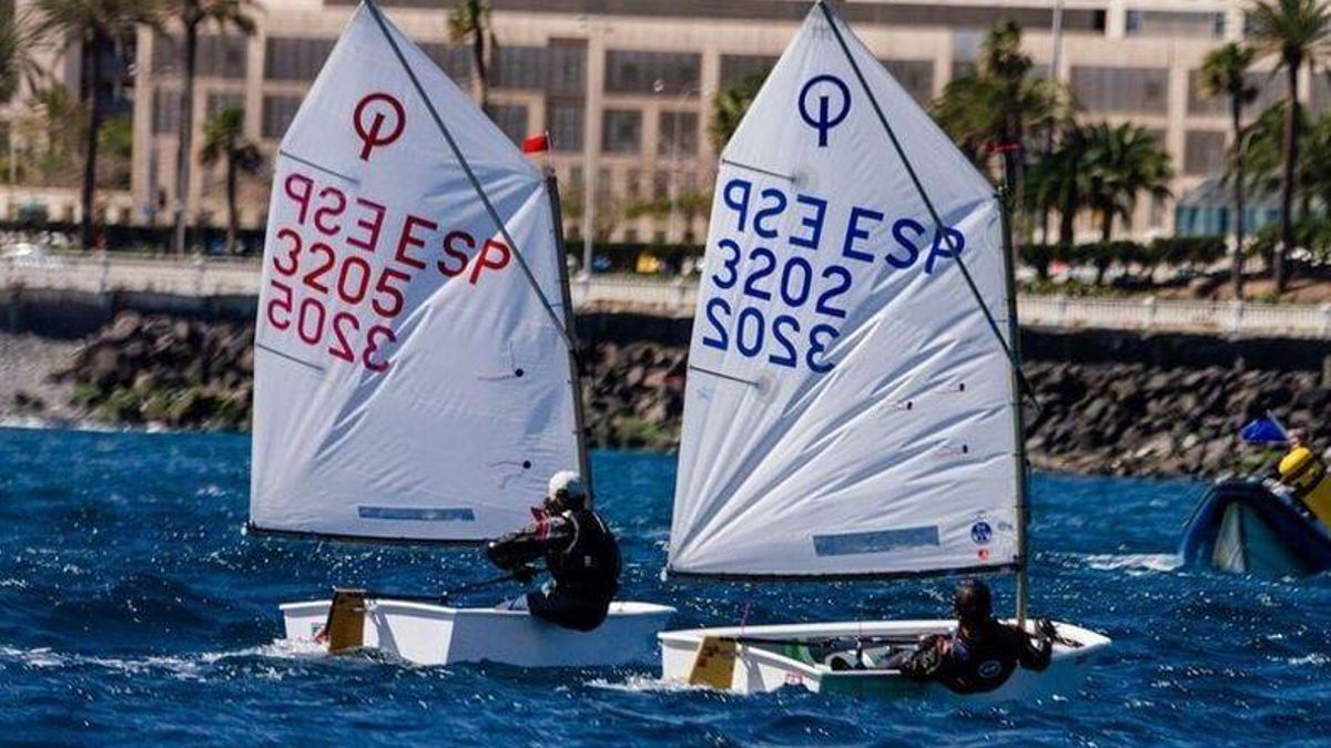 Niños practicando deportes náuticos en Gran Canaria.