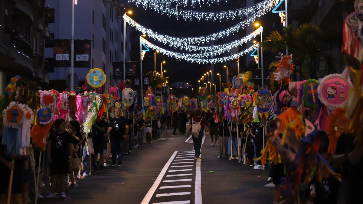 Santa Cruz de La Palma revivió esta noche una de sus estampas más queridas con el regreso del desfile de la Pandorga, una tradición enraizada en las Fiestas Lustrales de la Bajada de la Virgen de las Nieves que volvió a iluminar a la luz de las velas las calles de la capital palmera diez años después.