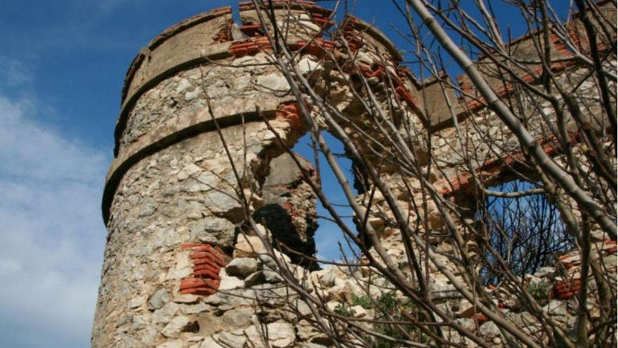 Un castillo con una vivienda particular dentro: el bien de interés cultural de Cantabria cerrado a cal y canto que está en la lista roja