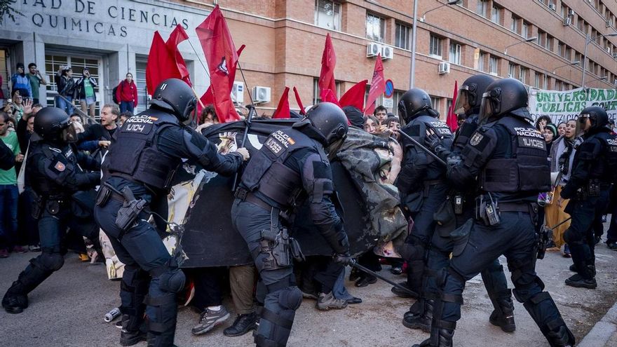 Cargas policiales durante una manifestación en el campus de Ciudad Universitaria, a 14 de octubre de 2026, en Madrid (España).
