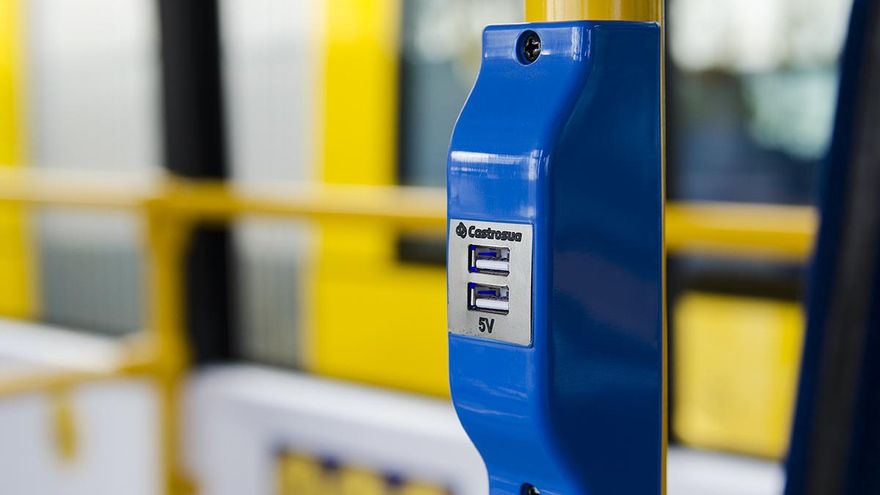Tomas de USB en el interior de los vehículos para que los clientes puedan recargar sus dispositivos electrónicos