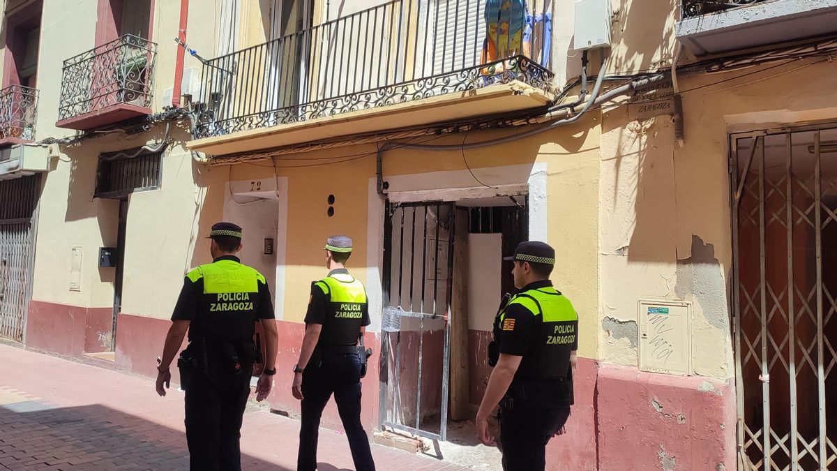 Efectivos de la Policía Local llegando a los inmuebles desalojados